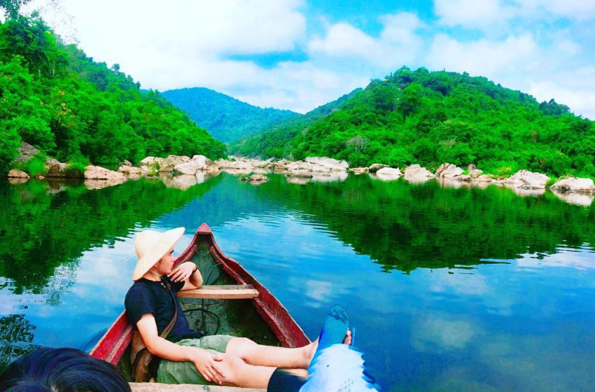  Hầm Hô là một di tích lịch sử văn hóa nằm tại Quảng Bình, Việt Nam. Đây là một hệ thống động, hang đá vôi với độ dài lên tới 3km, được xếp hạng là khu bảo tồn thiên nhiên quốc gia với đầy đủ các loại hình động thực vật, sinh học quý hiếm.